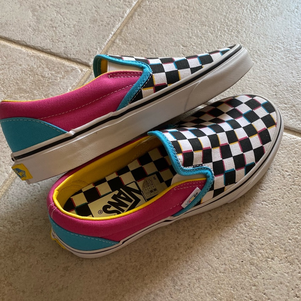 VANS New woman’s size 6/ men’s 4.5 ✨🏁